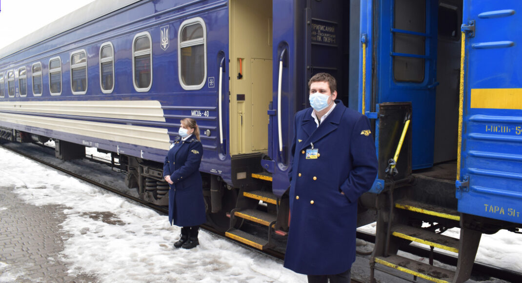 Укрзалізниця змінює деякі маршрути поїздів зі сходу України
