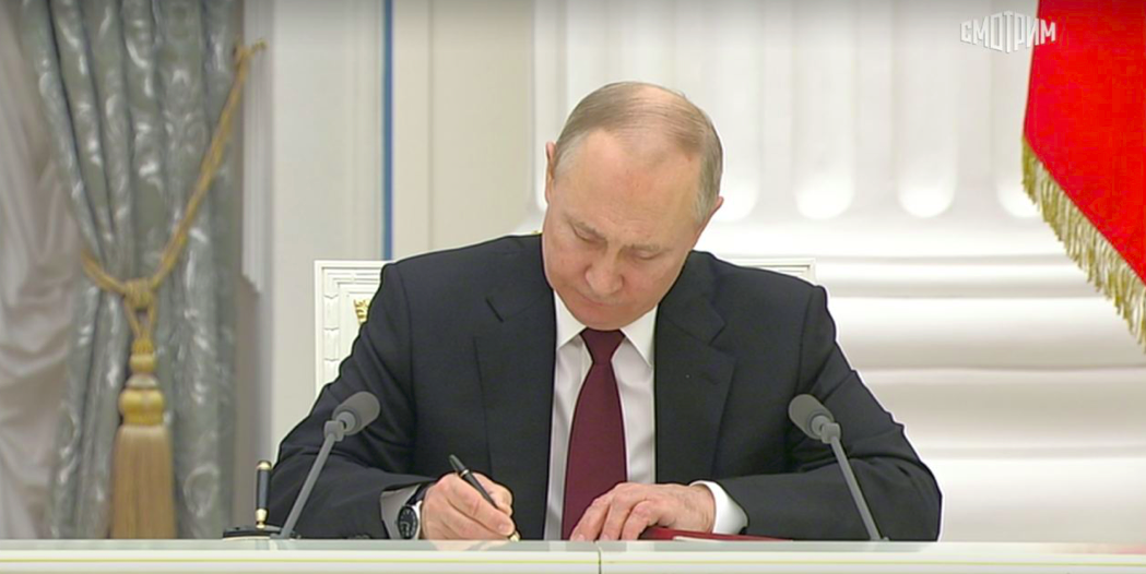 Путін заявив про визнання псевдореспублік "ЛДНР" і підписав відповідний указ