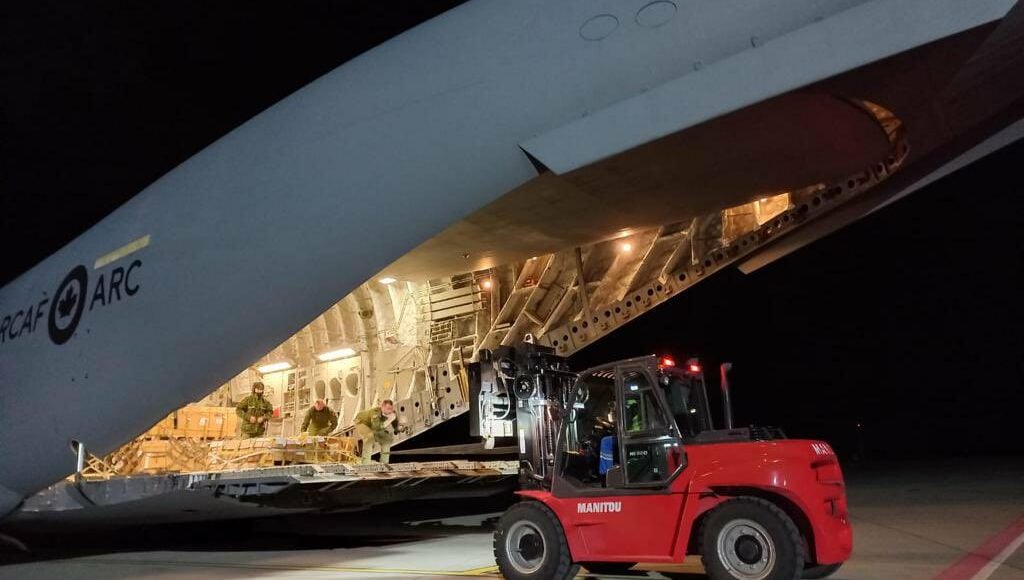 В Украину прибыл самолет с оружием от Канады (фото)