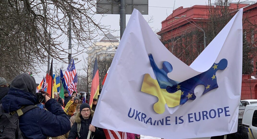На фоне агрессии РФ: в Киеве иностранцы провели Международный марш единства за Украину (фото)