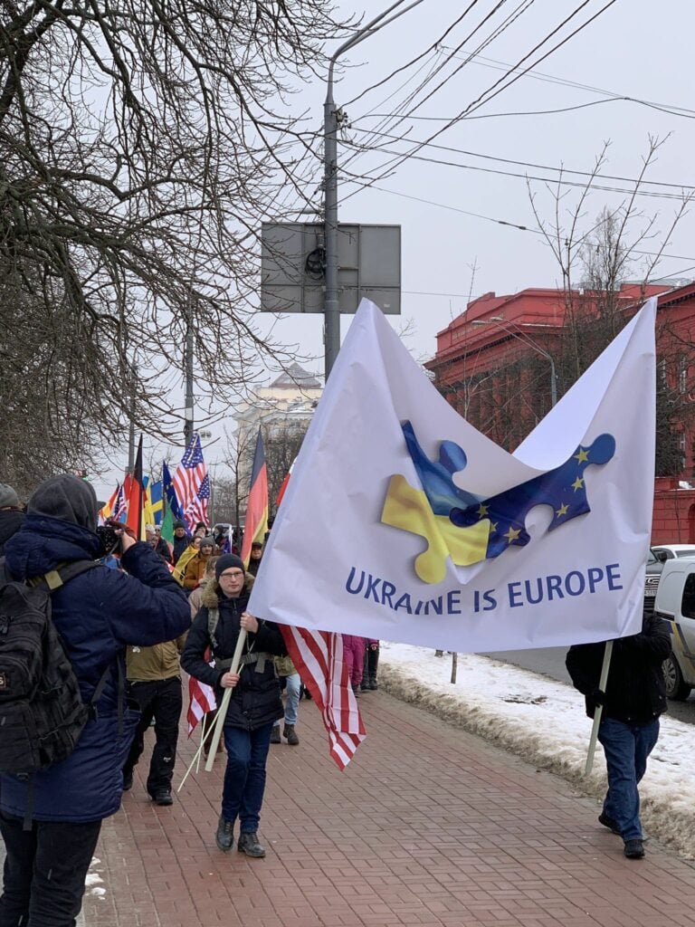 На фоне агрессии РФ: в Киеве иностранцы устроили Международный марш единства за Украину