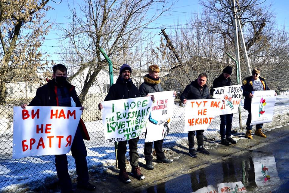 "Тут вас не чекають": украинцы устроили акцию на украинско-российской границе