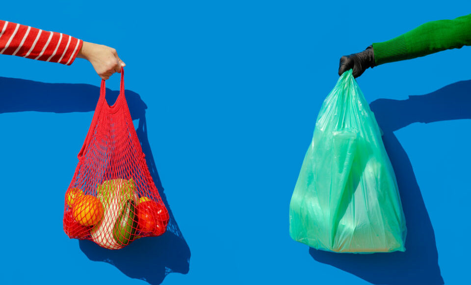 В Україні сьогодні підвищать вартість пластикових пакетів: що відомо