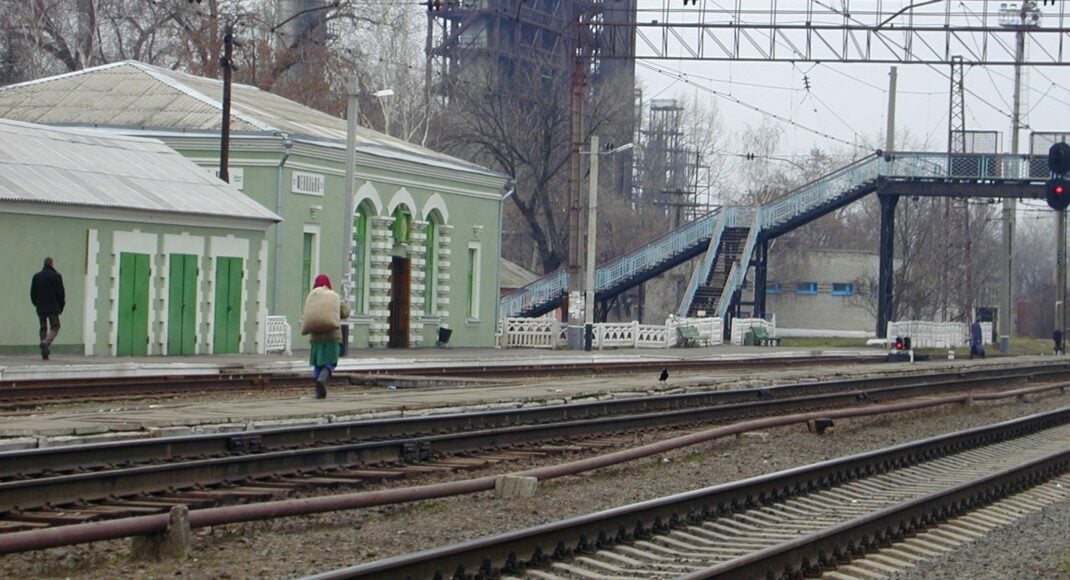 Окупанти з ранку обстріляли залізничну інфраструктуру на Донеччині: на Фенольній зупинили рух поїздів