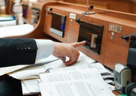 Менше половини депутатів з Донбасу підтримали звернення до міжнародних організацій, урядів і парламентів щодо агресії РФ (список)