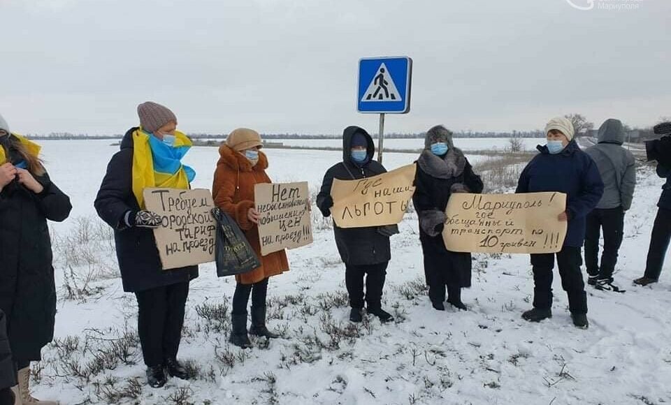 Жители поселков под Мариуполем перекрыли трассу и устроили забастовку из-за проблем с автобусами