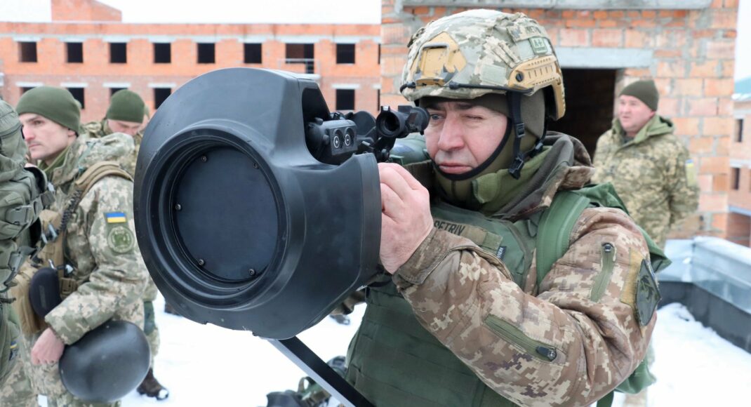 Українські військові застосували ПТРК NLAW для знищення техніки противника