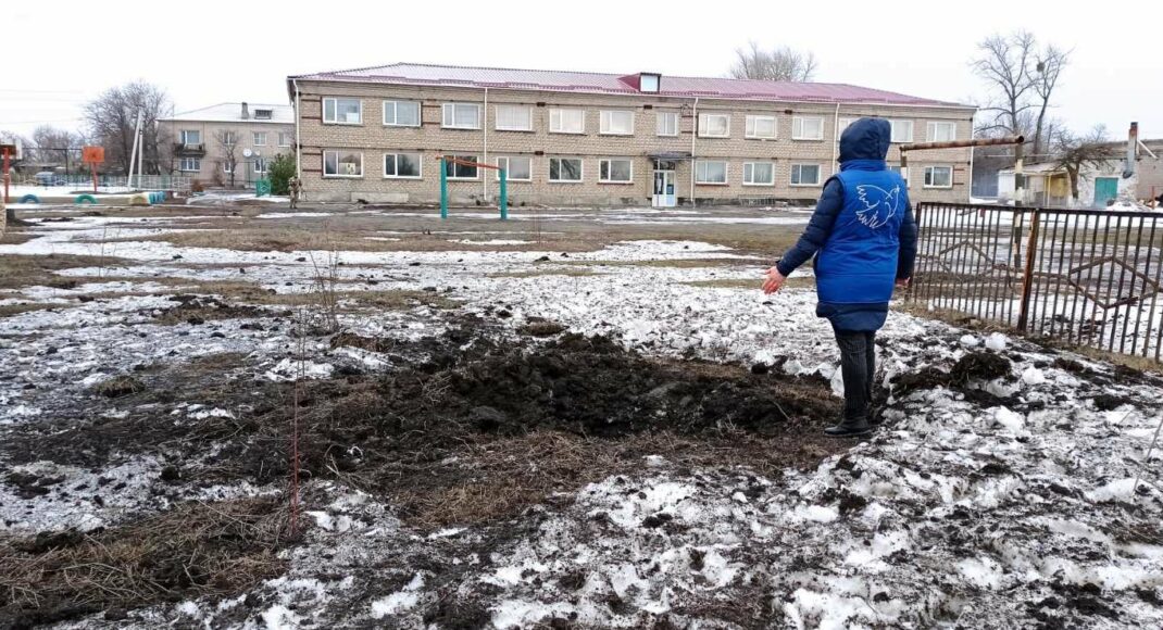 На Луганщині у районі Золотого працівники гуманітарної місії потрапили під обстріл