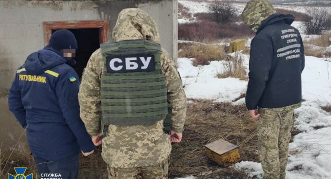 СБУ на Луганщині виявила арсенал ДРГ, яка підривала автомобілі українських солдатів