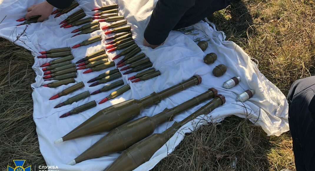 Правоохоронці під час навчань на Донбасі виявили сховище з боєприпасами (фото)