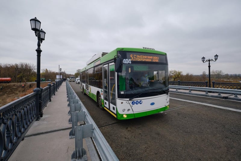 В Славянске вновь открыт проезд транспорта по мосту через Казенный Торец