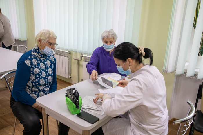 Более 2 тысяч пенсионеров в Мариуполе вакцинировались в территориальных центрах от COVID-19