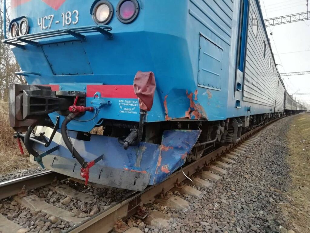 Поезд Ужгород — Краматорск столкнулся с автомобилем