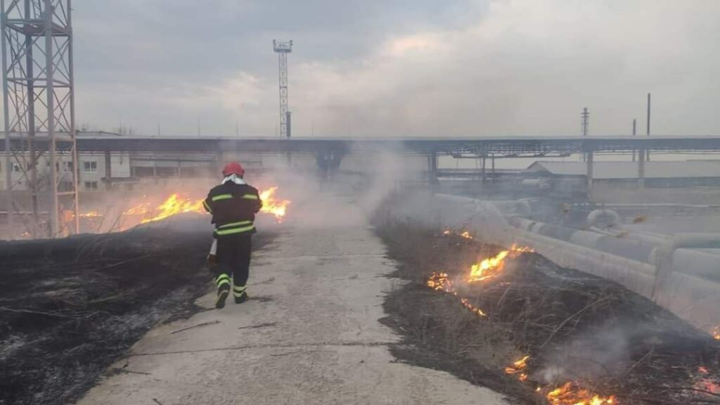 В Луганской области горят школа, нефтяное хранилище и десятки домов после обстрелов оккупантов рф