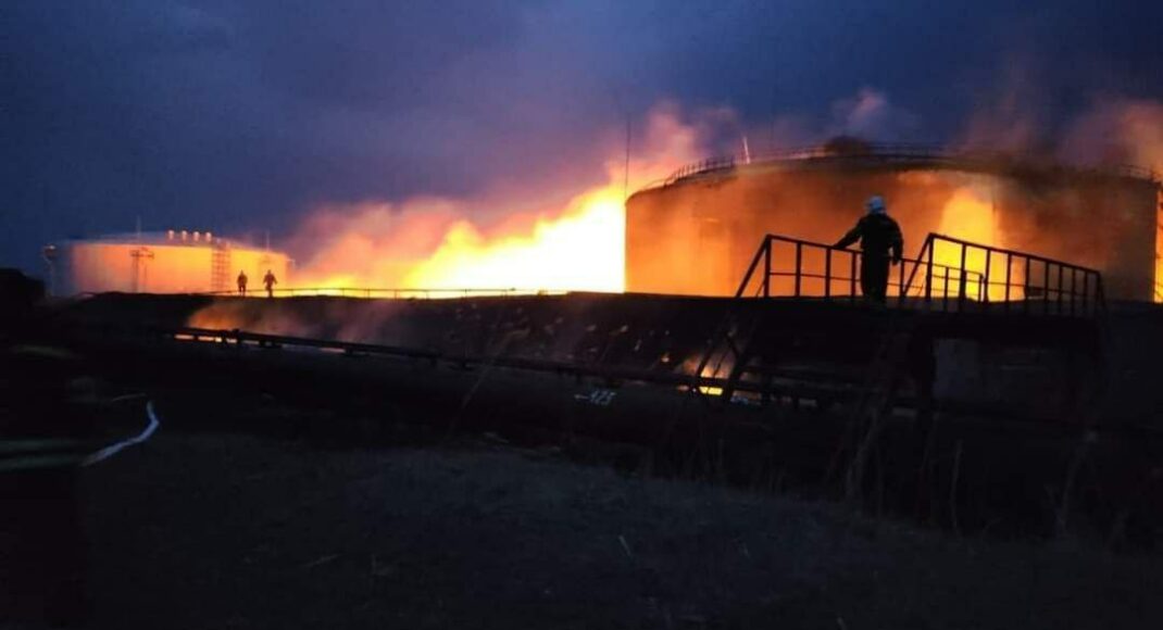 У Луганській області горять школа, нафтове сховище і десятки будинків після обстрілів окупантів рф