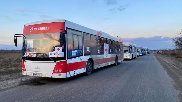 Колону автобусів для евакуації маріупольців знову не пускають у Бердянськ