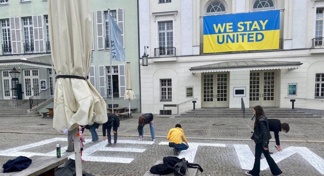 Перед Немецким театром в Берлине сделали надпись "Дети" в поддержку Мариуполя