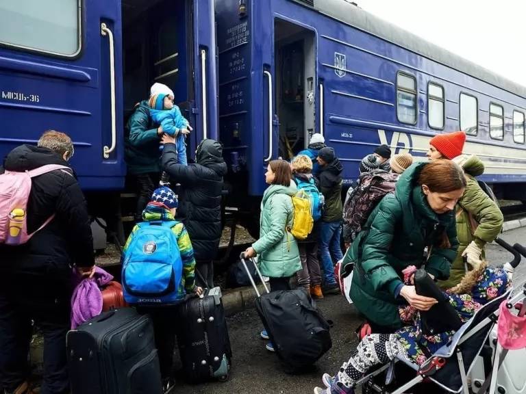 Из Донецкой и Луганской областей уже эвакуировались около 80 тысяч человек и никто не остался на улице, — глава Славянской ВГА