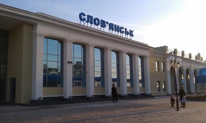 На ЖД вокзале Славянска развернули пункт обогрева для ожидающих эвакуационных рейсов