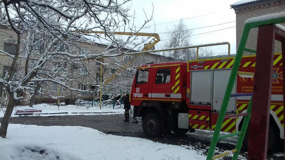 У Торецьку рятувальники ДСНС відновлюють житло людей після обстрілів