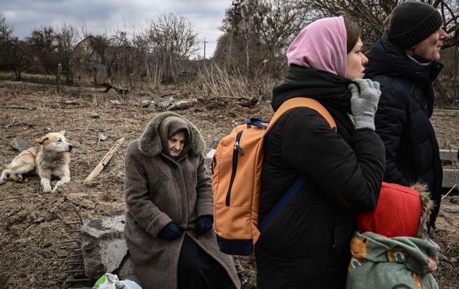 У рф депортованим маріупольцям роздають агітаційні листівки (фото)