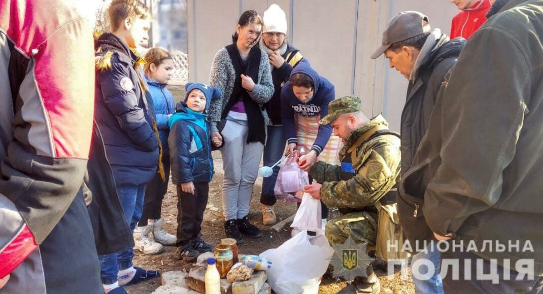 Полицейские доставляют помощь жителям Марьинки, несмотря на обстрелы