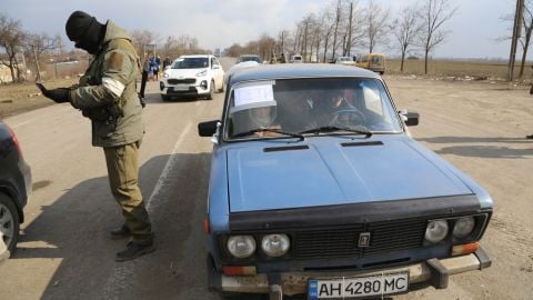 Азов сообщает, что оккупанты надевают на жителей Мариуполя белые повязки, чтобы выдавать их за рашистов