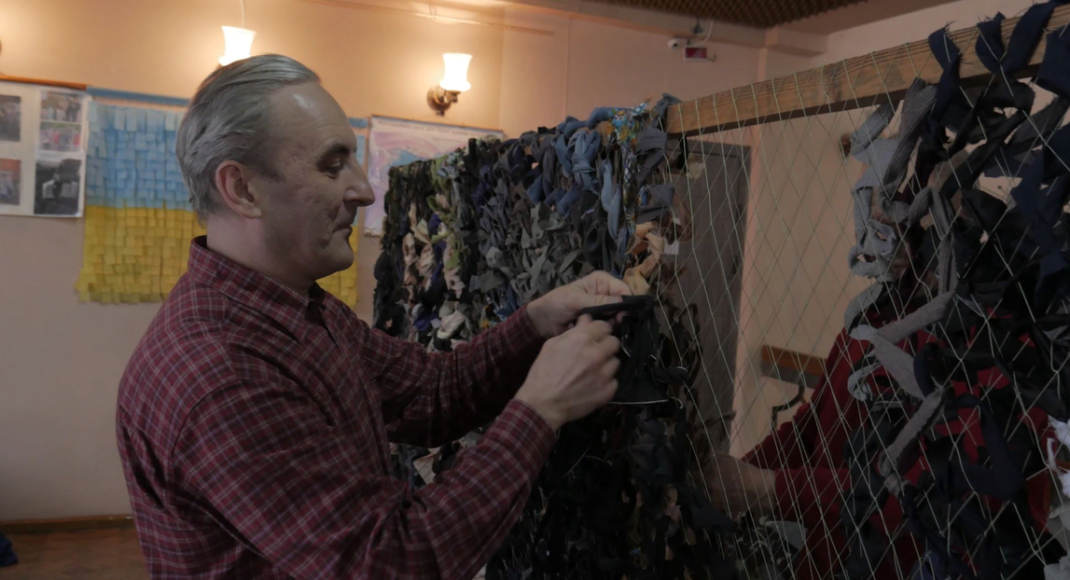 Помочь может каждый! Как волонтеры Славянска плетут маскировочные сетки