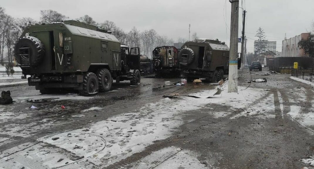 В Мариуполе вражеские грузовики перевозят боекомплекты и военную технику в Крым (видео)