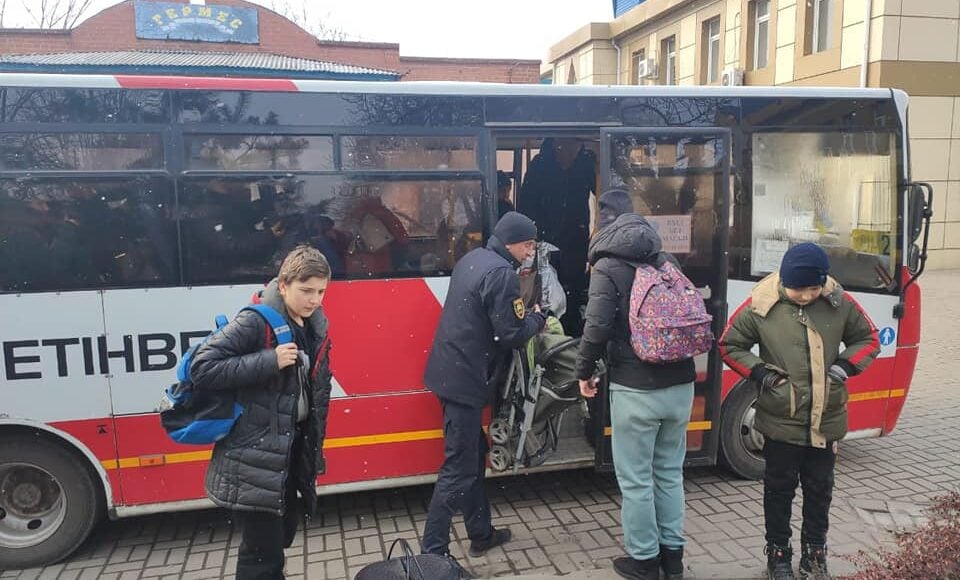 На Донеччині триває евакуація населення із зони бойових дій