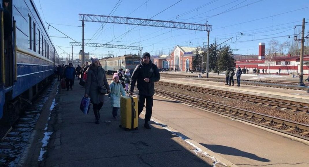 Рашисти готові вбивати мирних людей просто так, використовувати їх як живий щит: Єрмак закликав жителів Луганської та Донецької областей терміново евакуюватися