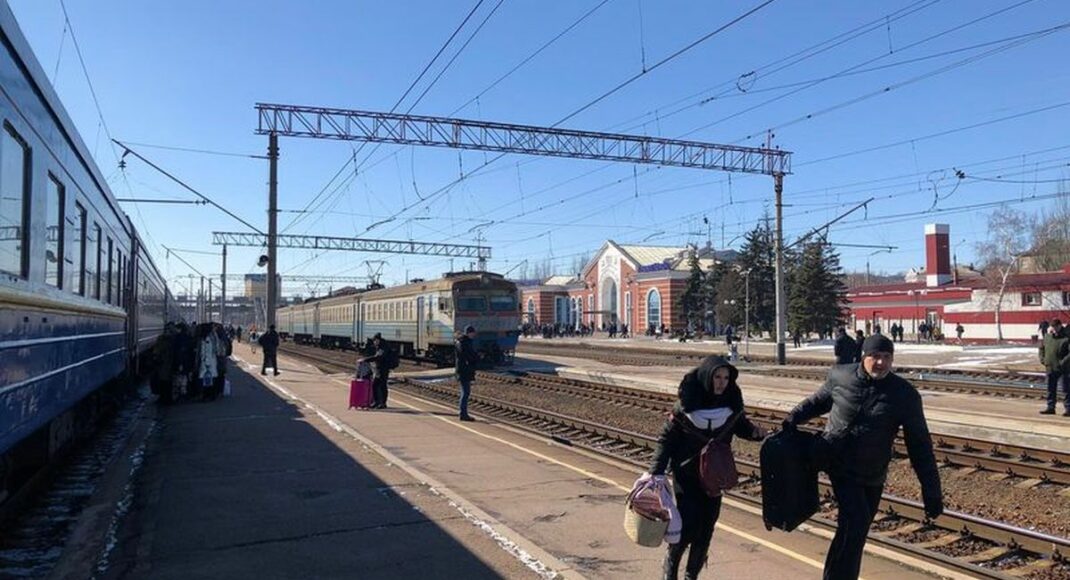 Ночью три эвакуационных поезда с жителями Луганщины и Донетчины отправили на запад - колея отремонтирована