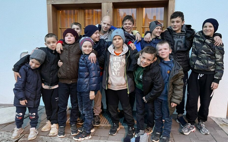 50 дітей-сиріт та тих, хто опинився у складних життєвих обставинах з Краматорського центру соціальної допомоги, евакуювали до Швейцарської Конфедерації