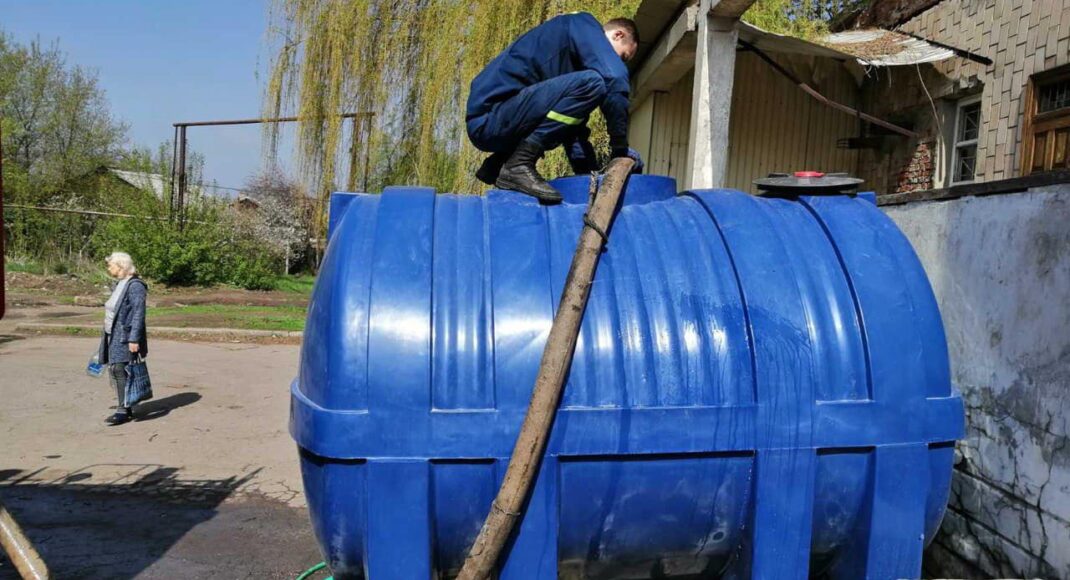 Рятувальники підвозять технічну воду в населені пункти на Донеччині, що залишилися без водопостачання через обстріли рф