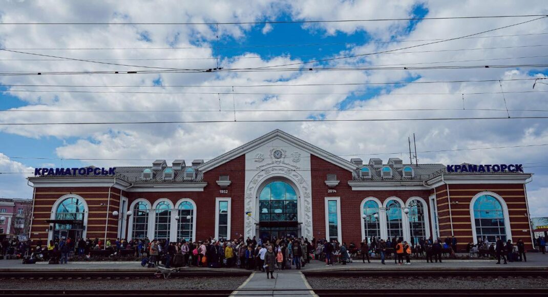 Окупанти рф обстріляли залізничний вокзал Краматорська, прилетіли 2 ракети, є постраждалі