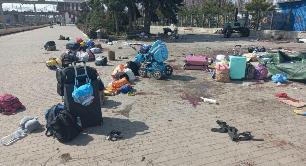 Количество детей, погибших в результате обстрела жд вокзала в Краматорске увеличилось до семи: в больнице умерло еще 2 ребенка