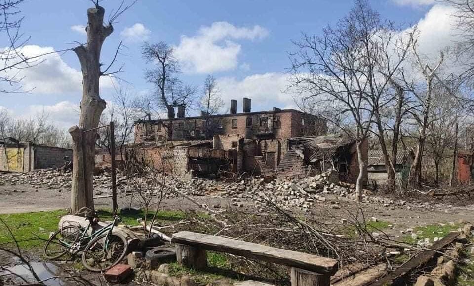 На Луганщині рашисти обстрілюють місця масового скупчення людей і склади з продовольчими запасами