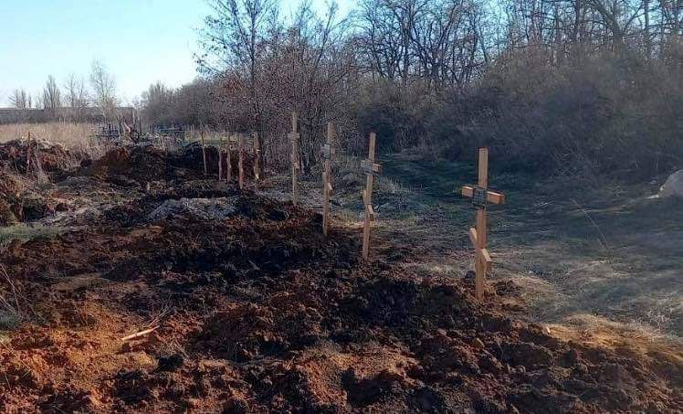 На Луганщине морги переполненные телами умерших и погибших гражданских от обстрелов рф: людей хоронят во дворах домов