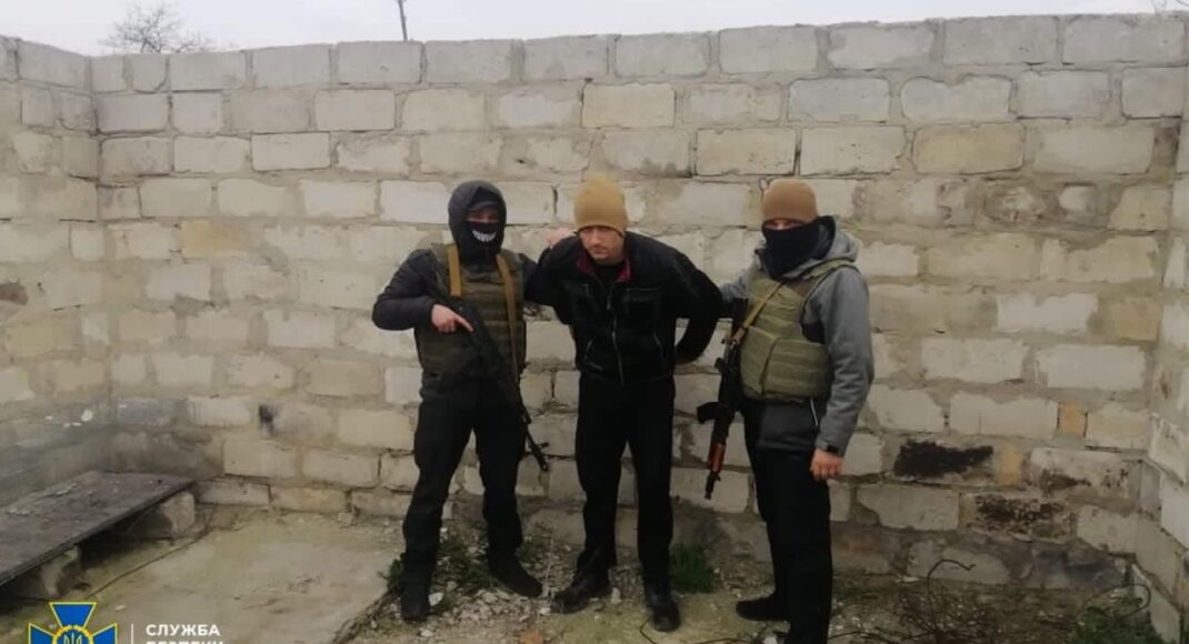 СБУ затримала агента ФСБ рф, який здавав позиції ЗСУ та коригував вогонь по мирних містах на Луганщині