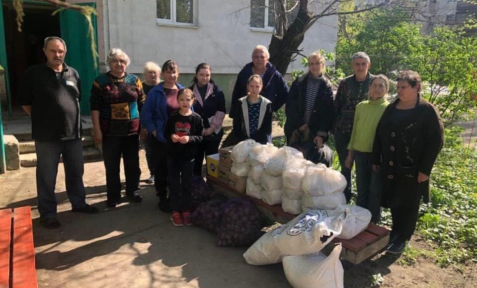 Из-под обстрелов в Попасной вывезли 58 человек. А в Северодонецке развезли еду по бомбоубежищам