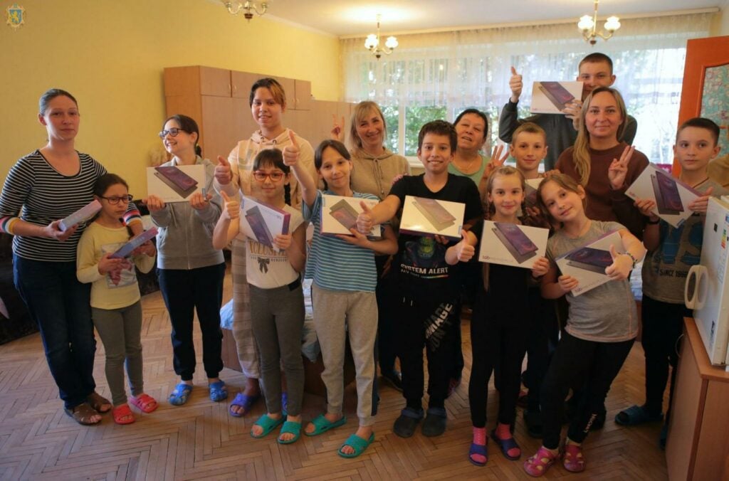 Во Львове министерка экономики и инноваций Литвы посетила детей-переселенцев с нарушениями слуха и развития