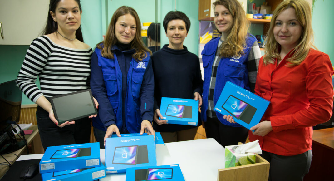 МОМ передала 8 планшетов Закарпатскому областному центру социально-психологической помощи для семей переселенцев