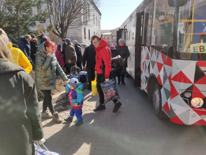 Андрющенко сообщил, что в Мариуполе собираются огромные очереди на эвакуацию в Запорожье: люди избегают вывоза в рф