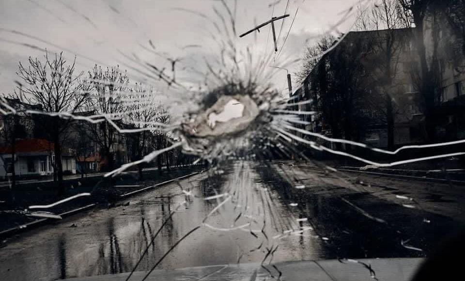 На Луганщине обстреляли машину скорой помощи, есть пострадавшие: Гайдай рассказал о боях с рашистами и мариупольской ситуации