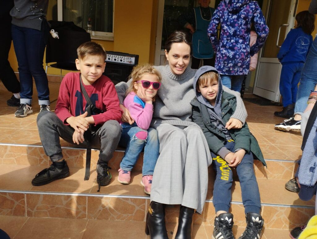 Анджелина Джоли посетила детей, получивших травмы после обстрела рф вокзала в Краматорске