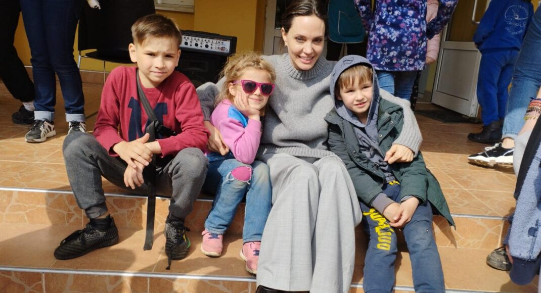Анджеліна Джолі відвідала дітей, які отримали травми після обстрілу рф вокзалу в Краматорську (фото, відео)