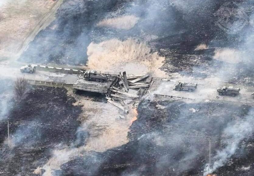 Украинские защитники взорвали мост с вражеской техникой рф, которая направлялась в Изюм (фото)