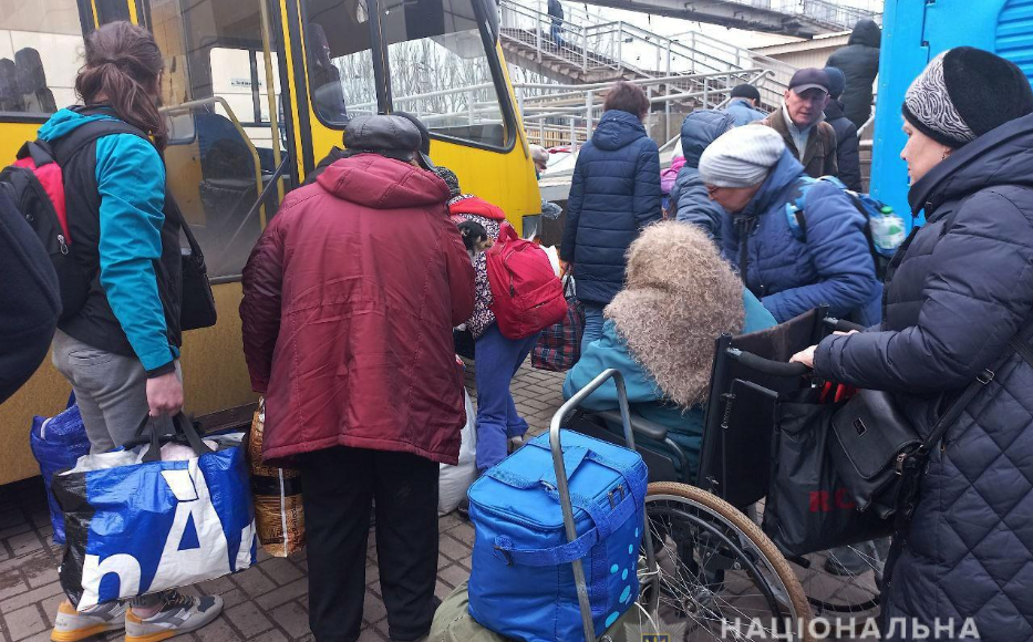 На Донеччині продовжують евакуацію населення, як вивозять людей з-під обстрілів рф (фото)