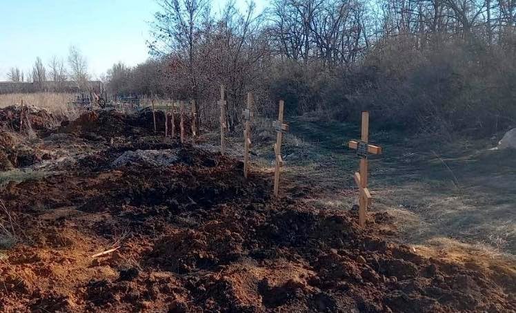 На Луганщині померлих змушені ховати прямо у дворах міст: морги переповнені, забирати тіла нікуди