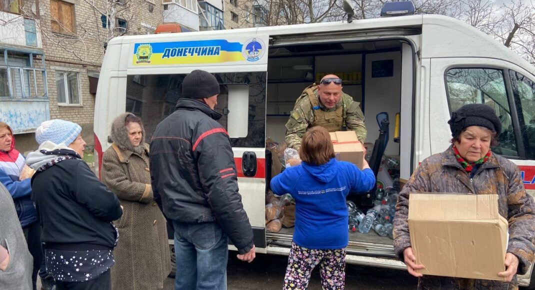 Полицейские Донетчины эвакуируют жителей Марьинки из-под обстрелов